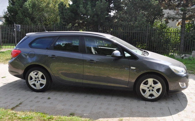 Opel Astra cena 21900 przebieg: 279000, rok produkcji 2011 z Sieradz małe 172